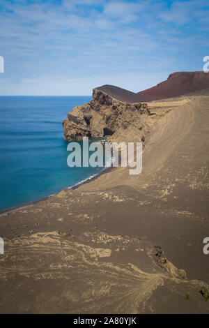 Capelinhos Vulkan, der 1958 ausbrach, in Insel Faial, Azoren, Portugal. Zerstörte Leuchtturm und die verbleibenden Kegel. Asche Klippen in den Atlantischen Ozean. Stockfoto