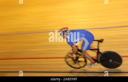 Jason Queally Züge mit der British Olympic Cycling Team an der Welsh National Velodrom in Newport heute vor der Überschrift am Donnerstag nach Athen. 9/8/04 Stockfoto