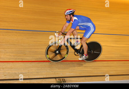 Jason Queally Züge mit der British Olympic Cycling Team an der Welsh National Velodrom in Newport heute vor der Überschrift am Donnerstag nach Athen. 9/8/04 Stockfoto