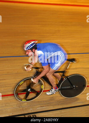 Jason Queally Züge mit der British Olympic Cycling Team an der Welsh National Velodrom in Newport heute vor der Überschrift am Donnerstag nach Athen. 9/8/04 Stockfoto