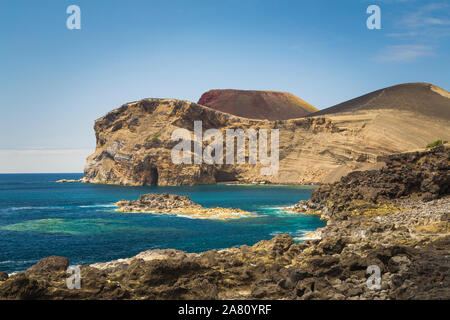 Capelinhos Vulkan, der 1958 ausbrach, in Insel Faial, Azoren, Portugal. Zerstörte Leuchtturm und die verbleibenden Kegel. Asche Klippen in den Atlantischen Ozean. Stockfoto