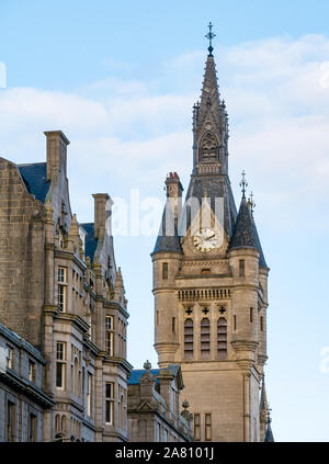 Granit, klassischen Stil von James Burn, Aberdeen Sheriff Court und Town House Tower, Castle Street, Aberdeen, Schottland, Großbritannien Stockfoto