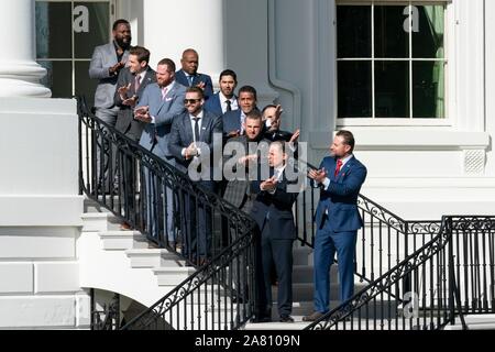 Washington, Vereinigte Staaten von Amerika. 04. November 2019. Washington Nationals Team Mitglieder begrüßen die Fans aus dem Süden Portico Balkon des Weißen Hauses November 4, 2019 in Washington, DC, gesammelt. Die 2019 Baseball World Series Champions auf einer Veranstaltung in ihrer Ehre von US-Präsident Donald Trump ihren Sieg zu feiern. Quelle: Andrea Hanks/White House Photo/Alamy leben Nachrichten Stockfoto