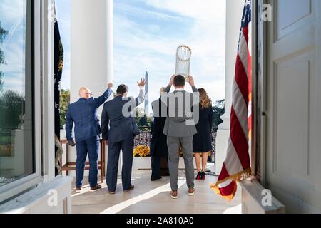 Washington, Vereinigte Staaten von Amerika. 04. November 2019. Us-Präsident Donald Trump, erste Dame Melania Trump und Mitglieder der Washington Nationals Baseball Team Feier auf der südlichen Vorhalle Balkon des Weißen Hauses November 4, 2019 in Washington, DC. Die 2019 Baseball World Series Champions waren Gäste des Weißen Hauses ihren Sieg zu feiern. Credit: Shealah Craighead/White House Photo/Alamy leben Nachrichten Stockfoto