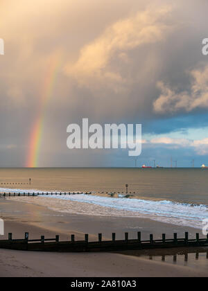 Sonnenuntergang mit Blick auf die Nordsee vom Aberdeen Promenade & Strand mit Regenbogen und Offshore Wind Farm, im Nordosten Schottland, Großbritannien Stockfoto