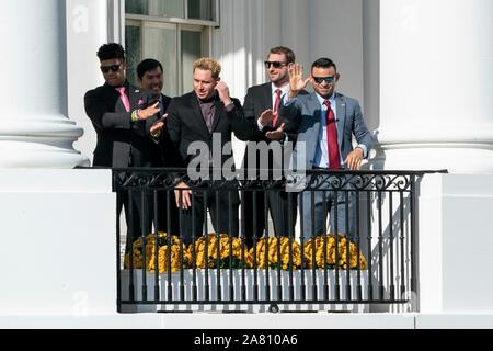 Washington, Vereinigte Staaten von Amerika. 04. November 2019. Washington Nationals Teammitglieder wave, die versammelten Fans aus dem Süden Portico Balkon des Weißen Hauses November 4, 2019 in Washington, DC. Die 2019 Baseball World Series Champions auf einer Veranstaltung in ihrer Ehre von US-Präsident Donald Trump ihren Sieg zu feiern. Quelle: Andrea Hanks/White House Photo/Alamy leben Nachrichten Stockfoto