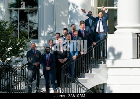 Washington, Vereinigte Staaten von Amerika. 04. November 2019. Washington Nationals Teammitglieder wave, die versammelten Fans aus dem Süden Portico Balkon des Weißen Hauses November 4, 2019 in Washington, DC. Die 2019 Baseball World Series Champions auf einer Veranstaltung in ihrer Ehre von US-Präsident Donald Trump ihren Sieg zu feiern. Quelle: Andrea Hanks/White House Photo/Alamy leben Nachrichten Stockfoto