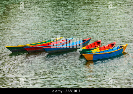 Boote mit verschiedenen Farben, die wichtigste touristische Attraktion in Phewa-see Pokhara Nepal Stockfoto