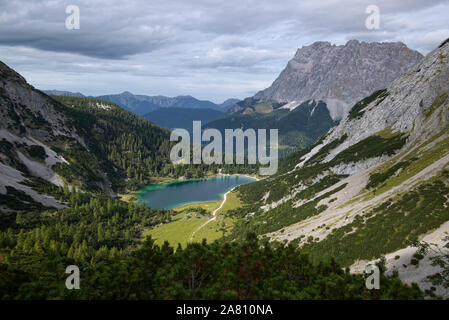 Blick auf den See Seebensee und das Zugspitzmassiv, Ehrwald, Österreich Stockfoto