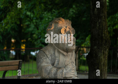 Eine der gruselige Statuen der Zwerg Garten, in der Nähe des Mirabellgartens, bei Sonnenuntergang. Stockfoto