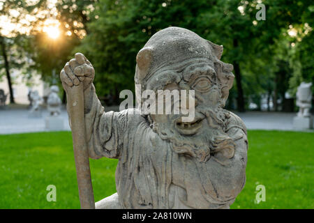 Eine der gruselige Statuen der Zwerg Garten, in der Nähe des Mirabellgartens, bei Sonnenuntergang. Stockfoto