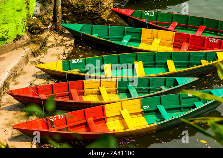 Boote mit verschiedenen Farben, die wichtigste touristische Attraktion in Phewa-see Pokhara Nepal Stockfoto