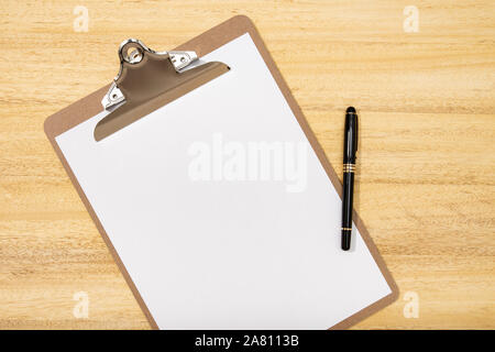 Flach, Ansicht von oben Bürotisch Schreibtisch. Mit leeren Clip Board und pen Arbeitsbereich. Bis Mock, kopieren. Arbeiten Konzept Stockfoto