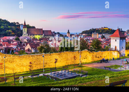 In Kronstadt, Siebenbürgen. Rumänien. Panoramablick auf die Altstadt. Stockfoto