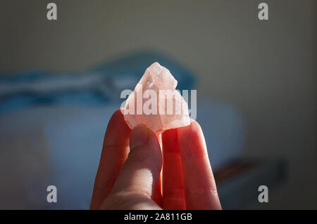 Eine Heilung rose Kristall oder einem Edelstein. Eine schöne rosa Liebe Stein isolierten bringen gute Laune und positive Schwingungen Stockfoto