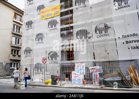 Alte Wohnung Gebäude renoviert, Ljubljana, Slowenien Stockfoto