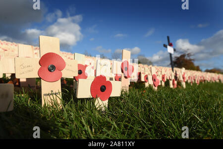 Abgebildete Kriegsveteranen und Mitglieder der öffentlichkeit nehmen an der Trauerfeier am National Memorial Arboretum, Alrewas, Staffordshire, am Sonntag, den 11. November 2018, Armistice Day wie 100 Jahre seit dem Ende des ersten Weltkriegs gedenken. Als die Nation erkennt Service und Opfer der britischen Streitkräfte mit zwei Minuten Stille, Sonntag, den 11. November 2018. Stockfoto