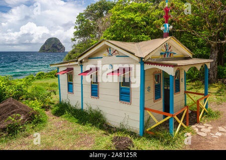 Le Diamant, Martinique, Frankreich - 17 August 2019: Maison du Bagnard in Le Diamant in Martinique und Diamond Rock in der Ferne Stockfoto