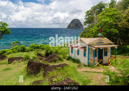 Le Diamant, Martinique, Frankreich - 17 August 2019: Maison du Bagnard in Le Diamant in Martinique und Diamond Rock in der Ferne Stockfoto