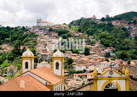 Blick über die Dächer und Kirchen der alten Goldgräberstadt Ouro Preto in Brasilien Stockfoto