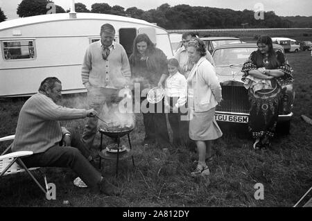 Ein wohlhabender Gipsy Familie Grill, mit Rolls Royce und Caravan, Derby Tag Pferd Rennen, Epsom Downs, Surrey, England 1974. 1970 s UK HOMER SYKES Stockfoto