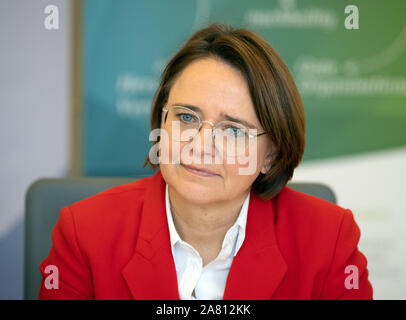 05 November 2019, Brandenburg, Potsdam: Annette Widmann-Mauz (CDU), die Integrationsbeauftragte der Bundesregierung, zu Beginn des Projekts "Open-minded Gemeinschaften - vom Dialog zur Kohäsion". Foto: Soeren Stache/dpa-Zentralbild/dpa Stockfoto