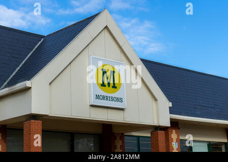 Das Äußere oder die Fassade eines Morrisons Supermarkt mit dem Firmenlogo oder Zeichen Stockfoto