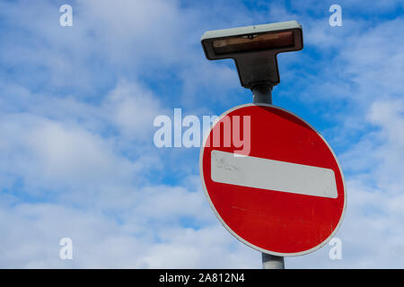 Eine kein Eintrag auf einem Lamp Post mit einem blauen Himmel im Hintergrund Stockfoto
