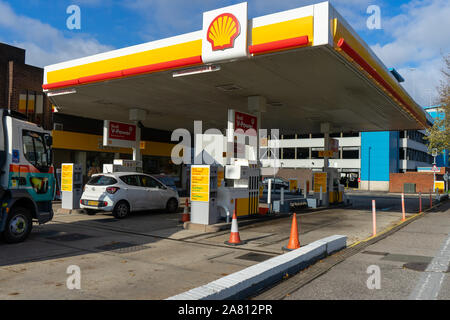 Das Äußere eines shell Kraftstoff garage mit Autos auf dem Vorplatz Stockfoto
