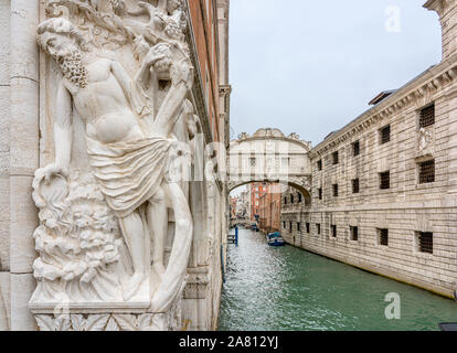 Die Ponte del Sospiri oder Seufzerbrücke und eine Ecke der Palast des Dogen von der Ponte della Paglia in Venedig Italien Stockfoto