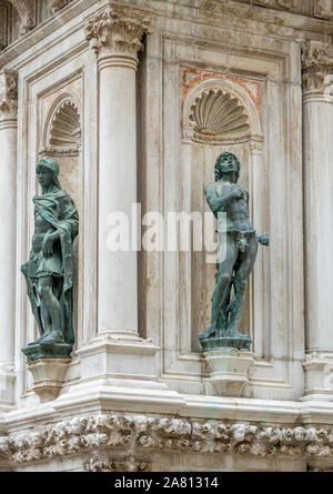 Bronzeskulpturen in Nischen der Markusbasilika in Venedig Italien vom Hof des Dogenpalastes aus gesehen Stockfoto