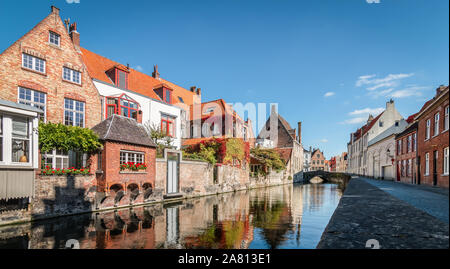 Panoramablick auf den Kanal im Zentrum von Brügge, Belgien Stockfoto