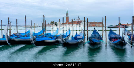 Am frühen Morgen Blick auf San Giorgio Maggiore von San Marco mit Gondeln am Rand der Lagune von Venedig Italien Stockfoto