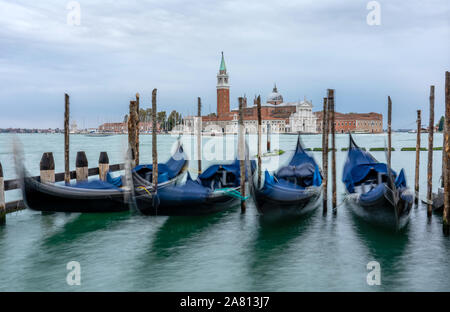 Am frühen Morgen Blick auf San Giorgio Maggiore von San Marco mit Gondeln am Rand der Lagune von Venedig Italien Stockfoto