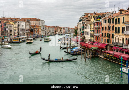 Gondeln über den Grand Canale in Venedig Italien gesehen von der Rialtobrücke Stockfoto