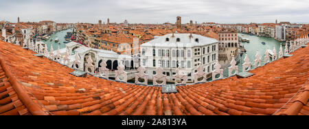 Panorama von der Dachterrasse des Kaufhauses Fondaco dei Tedeschi über den Canal Grande und die Rialtobrücke in Venedig Italien Stockfoto