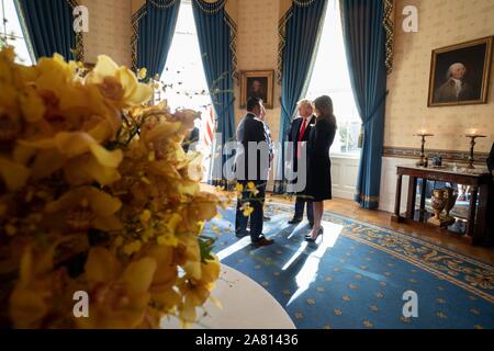 Washington, Vereinigte Staaten von Amerika. 04. November 2019. Us-Präsident Donald Trump und First Lady Melania Trump Gespräch mit Angehörigen General Manager Mike Rizzo und Manager Dave Martinez im Blue Room des Weißen Hauses November 4, 2019 in Washington, DC. Trump Gastgeber der World Series champs für einen Sieg feiern. Credit: Shealah Craighead/White House Photo/Alamy leben Nachrichten Stockfoto