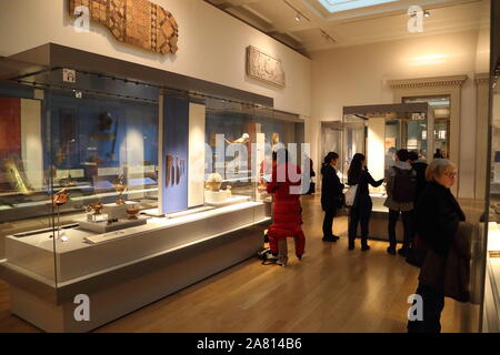 Besucher Studium der Exponate im British Museum, London, UK Stockfoto