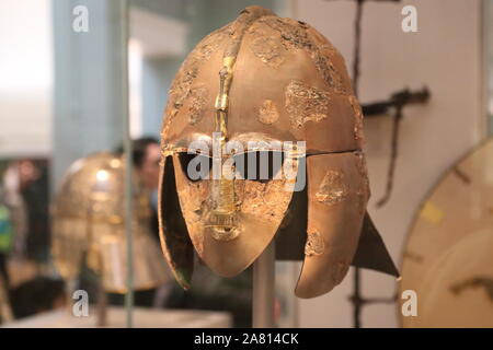 Die Sutton Hoo Helm, Teil der Sutton Hoo Schatz am British Museum, London, UK Stockfoto