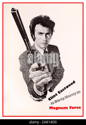 Magnum Force Dirty Harry American Movie Film Werbeplakat für Magnum Force (1973) mit Clint Eastwood als Dirty Harry. Dieses Poster im ungewöhnlichen Format wurde im Rahmen des 50. Jubiläums der Warner Brothers produziert und als „Giveaway“ für die Öffentlichkeit in kleinen Mengen gedruckt. Magnum Force ist ein US-amerikanischer Action-Thriller aus dem Jahr 1973 und der zweite, der Clint Eastwood als eigenwilliger Cop Harry Callahan mit Clint Eastwood Hal Holbrook Mitchell Ryan David Soul Felton Perry Robert Urich unter der Regie von Ted Post in der Hauptrolle zeigt Stockfoto