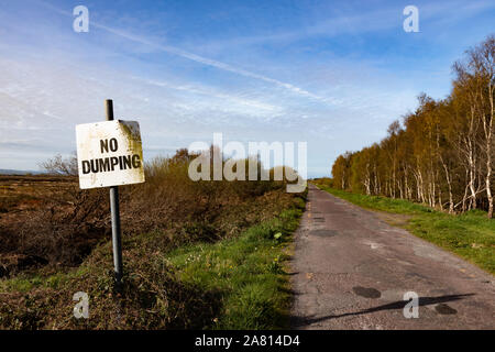 Kein Dumping Anmelden auf einem ländlichen Country Road im Westen von Irland Stockfoto