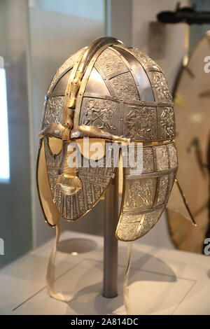 Replik der Sutton Hoo Helm, Teil der Sutton Hoo Schatz am British Museum, London, UK Stockfoto