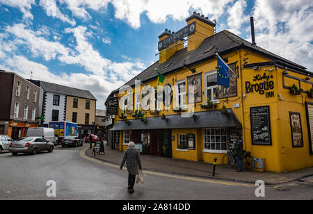 Tralee, Irland - 1 April 2019: Blick auf die alte Vintage Style Irish Pub in den Straßen von Tralee im County Kerry, Irland Stockfoto