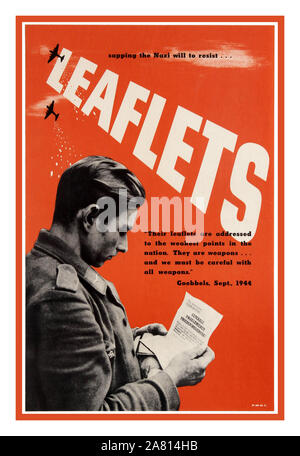 Original WW2 vintage UK Zweiten Welt Krieg Propaganda Poster: Mapping der Nazis zu widerstehen... Broschüren'. Plakat verfügt über einen schwarz-weißen Fotografien ein deutscher Soldat Lesen einer Broschüre durch die Alliierten zurück, zusammen mit einem Zitat von Joseph Goebbels lesen: "Ihre Merkblätter, die der schwächsten Punkte in der Nation gerichtet sind. Sind sie Waffen... und wir müssen vorsichtig mit allen Waffen". Airborne Packungsbeilage Propaganda ist eine Form der psychologischen Kriegsführung, in denen Faltblätter (Flyer) in der Luft verstreut sind. Streitkräfte gebrauchte Flugzeuge Flugblätter zu Drop das Verhalten der Bekämpfung zu ändern Stockfoto