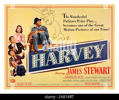 1950er Jahrgang Film Film Poster für die James Stewart Komödie 'Harvey' (1950). Das Plakat zeigt ein Bild des Imaginären titular Kaninchen. Unter der Regie von Henry Koster Stockfoto