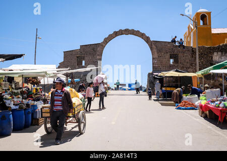 Menschen zu Fuß auf der Straße Markt in Peru Seite des Peru-Bolivia Grenze in der Nähe von Puno Stockfoto