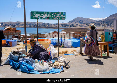 Lokaler Markt auf der Straße von desaguadero an der Grenze zu Peru, Bolivien Copacabana Stockfoto