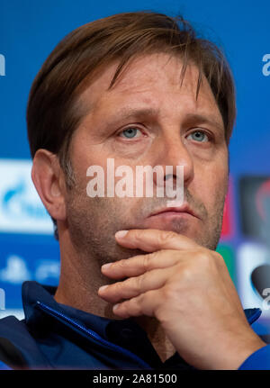 05 November 2019, Bayern, München: Fussball: Champions League Bayern München - Olympiakos Piräus, Gruppenphase, Gruppe B, vor dem 4. Spieltag, Pressekonferenz von Olympiakos Piräus. Trainer Pedro Martins sitzt auf dem Podium. Foto: Sven Hoppe/dpa Stockfoto