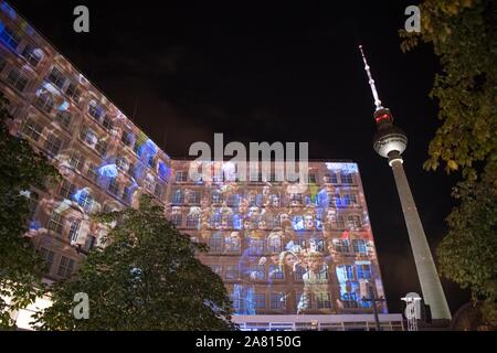 Berlin, Deutschland. 05 Nov, 2019. Am Alexanderplatz, die historischen Ereignisse der Fall der Berliner Mauer sind in kurzen Geschichten über so genannte Projektion Mapping erzählt. In ganz Berlin, die Ereignisse der friedlichen Revolution und die Öffnung der Mauer wird an sieben ursprünglichen Standorte mit großen 3D-Projektionen aus historischen Bildern und Videos in Kombination mit Licht und Sound Effekte gezeigt werden. Quelle: Jörg Carstensen/dpa/Alamy leben Nachrichten Stockfoto