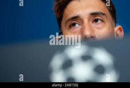 05 November 2019, Bayern, München: Fussball: Champions League Bayern München - Olympiakos Piräus, Gruppenphase, Gruppe B, vor dem 4. Spieltag, Pressekonferenz von Olympiakos Piräus. Olympiakos Spieler Konstantinos Tsimikas sitzt auf dem Podium. Foto: Sven Hoppe/dpa Stockfoto